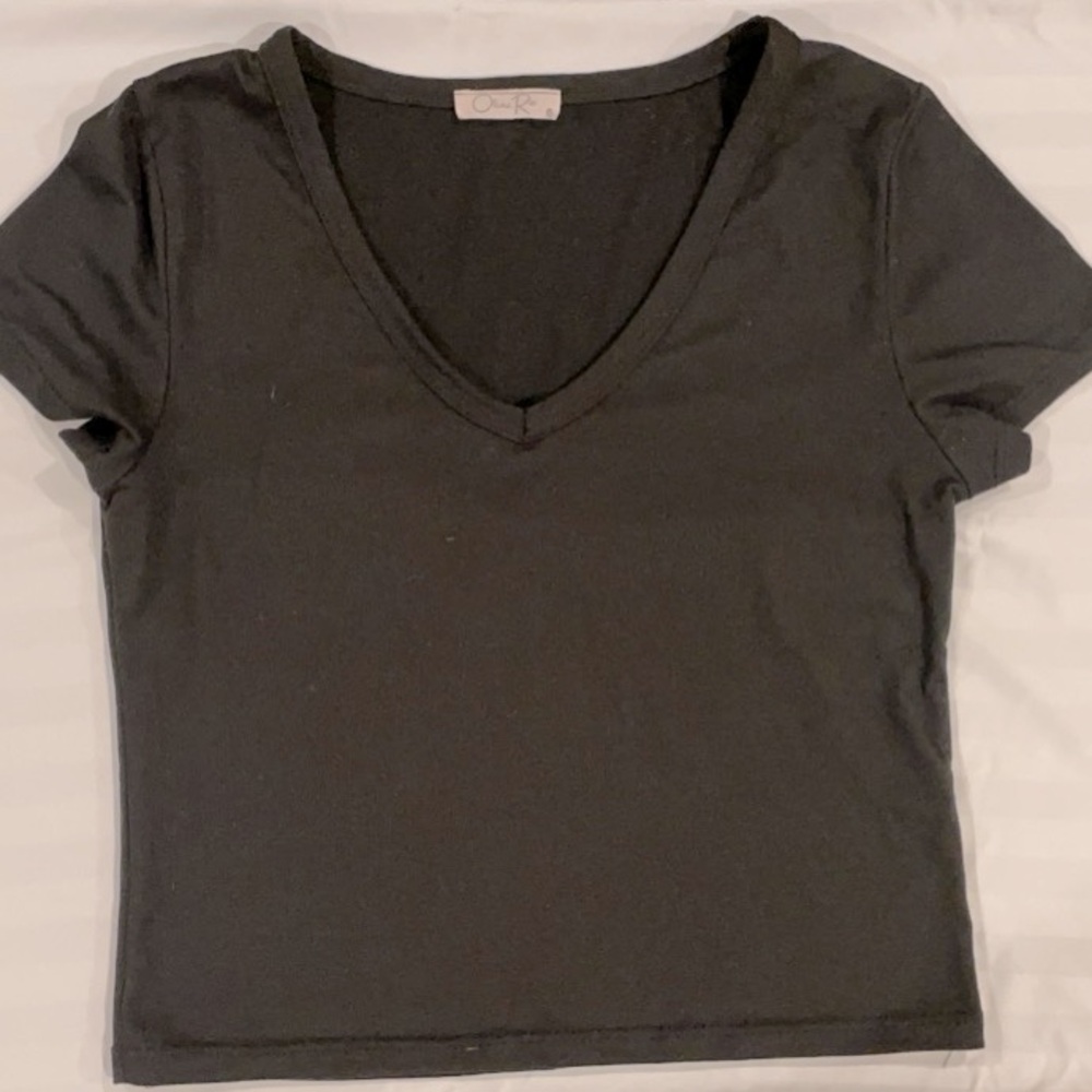 Cropped black v-neck shirt